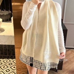  Chanel香奈儿围巾 文艺清新的一款，送礼或自留都超级值得推荐！搭素色的服装整个就青春气息提上来了，减龄神器啊简直 ×30cm 送礼有档次