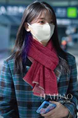  LP极品原单【LP轻盈卷边长巾】 高尖端产物 重磅呈现 ，绝无仅有 史无前例 %纯山羊绒 手感好到爆 绝对又是一款手慢无 工艺上采用的是进口支纯羊绒，非常显档次，低调中带着小奢华。尺寸90cm %进口纯羊绒织就