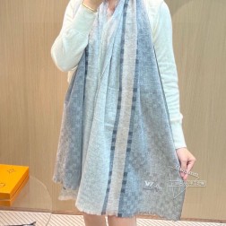  LV棋盘格经典棋盘格男女通用围巾 柔和舒适的羊绒带来今季最温暖贴心呵护 最顶级的品质 羊绒线织出漂亮精致的纹理，大方实用，舒适保暖，顶级材质！非常完美！无论什么年龄段，拥有这款套装就拥有了一切你所希望拥有的气质与优雅品味！规格：70X