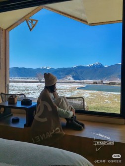 Chanel 美翻了[流泪]【大LOGO拼色长围巾]御用殿堂级极品CHANEL!!新款专柜在售上身才会知道她的美，洋气，大牌范十足!经典大双CLOGO永远不出错的出场方式，即使再过多少年都是如此，她的高级与优雅，被设计师发挥到淋漓尽致，永不过时的时髦感围巾，实物真的越看越爱，非常有分量和垂感，质感非常舒适，美丽至极 真的上身极为衬肤色 百搭 好看不好看自己看吧 品质不用质疑 拿去和专柜pk 验货都OK!!尺寸65cm,%纯山羊绒