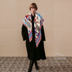 羊绒新款 买了都说好看 推荐 爱马仕双面同色羊绒方巾，【马镫幻想曲双面同色】顶级工艺超值 爱马仕专柜爆款 立体呈现图案纹路实物档次极高 特殊工艺高端研发惊艳问世 特殊尖端工艺处理 受到白富美的喜欢 无论是品质 款式 价格都令大牌控的她们尖叫 超高性价比 绝对值得入手 尺寸：cmcm，70%羊绒+30%真丝