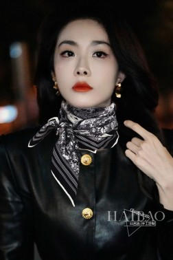 专柜同步上新 Dior最最新的专柜主打【D丛林动物双面羊绒90】羊绒方巾，热带雨林系列 度假及日常都非常好搭配的款 订单私流 】一看到就想去度假 平时穿搭也非常好搭配，整个人看起来都会神采奕奕 好多不用多说，细节品质都看得清楚，绝对获赞的高规格品质 9090cm，%纯羊绒