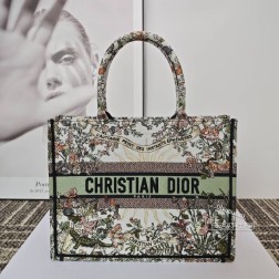 DIOR 2024 TOTE 秋季 繁花的浪漫、太阳神图腾的刺绣都是对美的独特诠释 ,都展现高级独到的风格,恰到好处的尺寸时尚与实用完美结合~随手拎着就超美哒~图片为中号尺寸尺寸 . .