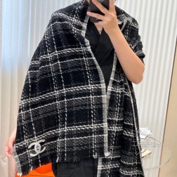 CHANEL羊绒长巾 顶级原单正品旷世绝美【CHANEL披肩】羊绒围巾，顶级高端货 【绝对值得珍藏 】 香奈儿绝美百搭款 专柜限量哦 有钱都很难订到 顶级进口客供山羊绒针织围巾，整条围巾全部手工订制针织，品质上乘送人自用绝对高大上 独家实物拍摄！所见所得，超正 顶级好货不等人，特殊渠道货卖一个少一个 绝对的顶级好货，任何一个细节都是专柜的节奏 70顶级进口客供山羊绒 重磅推荐
