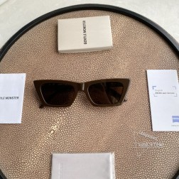 2024最新款Jennie - Baby Pony 系列 Baby 为Jentle Salon系列太阳镜。镜框采用板材材质，搭配上扬猫眼前框，标志性细节装饰增添独特魅力。镜腿可选择搭配趣味配饰，丰富感官想象，构筑创意系列感。正面 mm, 镜脚 .8mm宽度 52.5mm, 高度 34.6mm鼻梁 21mm秘特殊渠道货源秘㊣配图片2024最新白色独家全套包装(礼品袋+发票+外盒+内盒+眼镜布+磨砂镜腿袋)