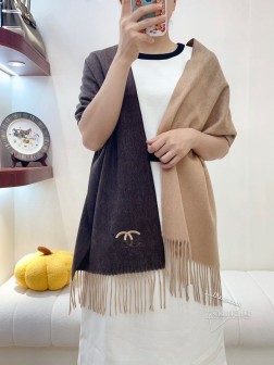 年轻时髦范儿 香粉看过来~Chanel 最新秋冬款，真的太好看了。福利价格回馈 招牌的刺绣 调调，很女神很时髦，配色也超爱，经典秋冬色系 软糯保暖~很厚实一条足够温暖，每个女人都会爱上Ta吧 渐变纹路非常大气，很有香家专属的那种品牌气场纹路别具一格，上身很气质，香粉都会懂的那种美 搭配各类秋冬的外套都不在话下，实物真的是温暖的大绵羊一样给人安全感，关键颜值还这么高 特别特别罕见的一款软糯手感无敌，品质就不用多说了，杠杠的 35cm温暖加大尺寸。随便怎么围都好看，收到绝对觉得值