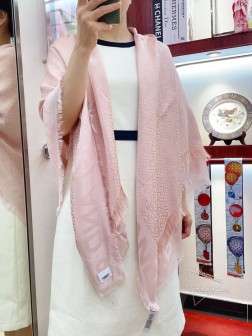 BURBERRY 系列专柜最新同步！本系列经过专柜品质染色，首道工序清洗后直接加工，保持了原生态的柔顺亮泽，薄如蝉翼若隐若现就像婴儿的肌肤!幼嫩绵滑，超级奢华，手感自然细腻到不行。真正的奢侈品！70%羊绒+30%真丝 大方巾！