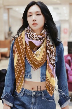 羊绒方巾 真心赞 本款驴家羊绒方巾【虎豹硬箱预案】，以满溢艺术气息的设计诠释19世纪末广告海报的灵感启发，向路易威登悠久历史致敬。各色硬箱与旅行贴纸点缀 Monogram 图案背景，彰显品牌对考究细节的专注。典雅构型释放考究韵致。强烈推荐手慢无 价格真心好，这个size不大不小特别好搭配，品质超级好 拿到手就会懂的高端品质，高端细节所见即所得 重磅巨献 VIP客户必入推荐 cm %羊绒方巾