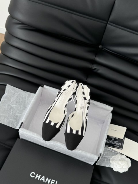 Chanel 经典slingback后空凉鞋前几年一直在做这个款今年我们还是重新购版，再次精细cop 743