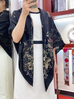 Dior最最新的专柜主打款【D蜻蜓花朵】 度假及日常都非常好搭配的款 订单私流 】一看到就想去度假 平时穿搭也非常好搭配，整个人看起来都会神采奕奕 好多不用多说，细节品质都看得清楚，绝对获赞的高规格品质 大方巾，丝羊绒。