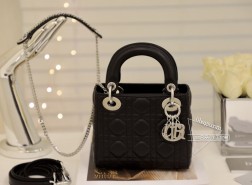 迪奥 mini lady 黑色羊皮银扣系列手袋集中体现了品牌对典雅和美丽的深刻洞见。采用小羊皮革精心制作,以藤格纹缉面线打造醒目的绗缝细节,时髦典雅的设计经久不衰。饰以标志性的饰面金属吊饰,为精美的轮廓增添一分灵动。这款迷你Lady 手袋搭配可拆卸的链条肩带,可手提、肩背或斜挎,是晚装的理想伴侣。·可拆卸链条肩带·内部拉链口袋·可随心搭配其他刺绣肩带内含防尘袋尺寸: 17157cm#  三格珍黑色羊皮