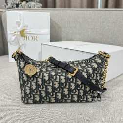 迪奥 CD幸运星饭盒包 新款幸运星 肩带是链条和皮质拼接摇曳起来一闪一闪特别时髦,不要太美!设计实用,大大提升了实用性廓形柔软,超轻便,经典星星标识的圆形饰牌又是一个亮点精致又可爱无法拒绝的一个包款尺寸:28.51014.5cm