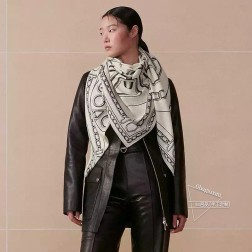 羊绒新款 买了都说好看 推荐 【万花筒效应双面同色】双面同色羊绒方巾，顶级工艺超值 爱马仕专柜爆款 立体呈现图案纹路实物档次极高 特殊工艺高端研发惊艳问世 特殊尖端工艺处理 受到白富美的喜欢 无论是品质 款式 价格都令大牌控的她们尖叫 超高性价比 绝对值得入手 尺寸：cmcm，70%羊绒+30%真丝