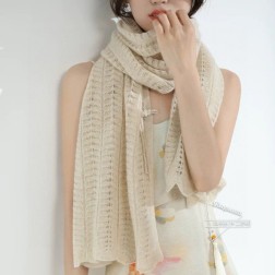 皮雅娜【LP针织纽扣式披肩】LP羊绒世家,羊绒界的新贵,只做最好的皮雅娜自己可以去看看哦,他家的价格估计会让你却步,太贵了,简直是贵族的价格。此款针织人字暗纹提花羊绒,具有超高羊绒品质才会被此品牌青睐这种羊绒精品围巾是市场上及其少见的,真是超级高端货只有这种大品牌才会拥有时尚装饰,环绕颈间大方得体。简单而不简陋,清淡而不失装饰。材质:%最顶端野山羊绒