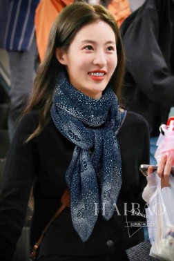 高端定制 赛琳【CL星空双面同色方巾】 抢 VIP推荐 下手一定要快【高端 大爱 女人尤物 货极少 四季都可以用 真心美的让人非常非常心动 上身效果简直美翻了 品质非常完美 整个围巾给人大牌气场的同时又非常精致秀丽 绝对值得入手的新款 实物一拿到就会庆幸自己是女人的绝美好货 值得品鉴 完美气质品味Ditails首选 VIP们 上 cm 70%羊绒+30%真丝