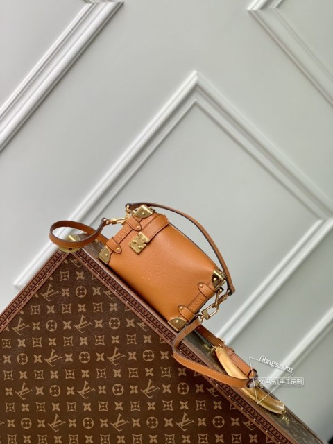 LV M23817棕色 Side Trunk 小号手袋，粒面牛皮革，S lock锁扣