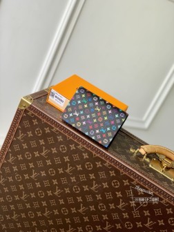 LV M13414 彩虹图案护照套 涂层帆布+牛皮革内衬