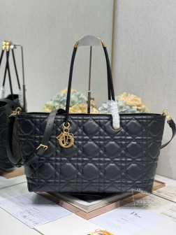 DIOR Dior Toujours 大号手袋〔黑色〕这款Dior Toujours 手袋于二零二三春夏系列发布秀精彩亮相休闲实用的设计别具一格.采用黑色牛皮革精心制作饰以超大藤格纹缉面线,宽敞的内部隔层,可整齐收纳各种日常用品硬挺的顶部手柄搭配复古饰面金属装饰提升格调,可轻松手提. 搭配 调节皮肩带 型号:购物袋尺寸:41 X25.5 X15 cm