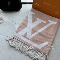  新款披肩 Louis Vuitton 金丝线羊绒新款披肩Louis Vuitton 金丝线羊绒大披肩型号 奶茶色 M77407 Size： x70cm成份50%桑蚕丝45%山羊绒5A级山羊绒的软糯十桑蚕丝的光泽，焕新ULTIMATE 围巾的经典设计。超大图案四叶草与 Monogram碰撞灵动意趣，热情洋溢