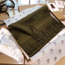 五星品质巴宝莉新款 7色大量现货 混绒品质，对版专柜 轻奢品质 顶级高端货现货发行 专柜超爆万【经典刺绣】混绒围巾品质手感好到不行 性价比超高 高尖端产物 绝对令人尖叫的品质 时尚大牌的顶尖设计款..经典纯色搭配简约刺绣logo是此款令人尖叫的亮点 秋冬必备的高端精品.. 目前海内外专柜都超级 爆款 ..%羊羔绒 30左右 绝对是手慢无的高端精品