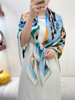 羊绒新款 买了都说好看 推荐 【勋章马头】羊绒方巾，顶级工艺超值 爱马仕专柜爆款 立体呈现图案纹路实物档次极高 特殊工艺高端研发惊艳问世 特殊尖端工艺处理 受到白富美的喜欢 无论是品质 款式 格都令大牌控的她们尖叫 超高性 比 绝对值得入手 尺寸：cmcm，70%羊绒+30%真丝