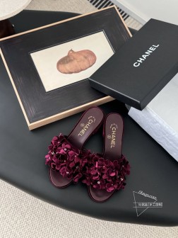 Chanel 25P新款山茶花拖鞋 精致的花朵每一朵都有小水晶花芯儿点缀我愿叫它星星点点的绣球花很别 11