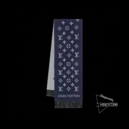 P今年热度最高的围巾All About MNG围巾瞩目放大经典Monogram图案和路易威登标识宣示品牌底蕴，彰显潮流格调和舒朗风范，搭配柔美流苏饰边，成就Reykjavik围巾之外的闲适之选。186x34厘米(长度x高)%羊毛流苏饰边Monogram图案