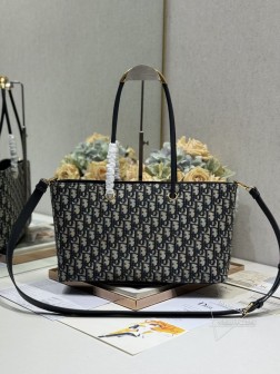 DIOR Dior Toujours 小号手袋〔蓝D布〕这款Dior Toujours 手袋于二零二三春夏系列发布秀精彩亮相休闲实用的设计别具一格.采用蓝色 Obliaue 印花面料精心制作彰显现代魅力宽敞的内部隔层可整齐收纳各种日常用品,硬挺的顶部手柄搭配复古饰面金属装饰提升格调,可轻松手提. 搭配 调节皮肩带 型号:购物袋尺寸:37 X22 X12cm