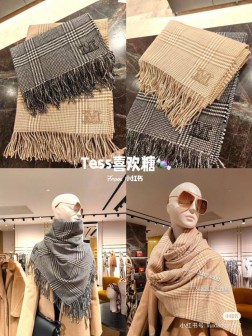 Maxmar中古千鸟格围巾 传统奢侈品牌 以羊绒大衣闻名世界 用的都是顶级羊绒面料 手感柔软 经典千鸟格设计 搭配经典m造型刺绣 超级耐看 男女可用 羊绒面料 羊毛的售价 超级高性价比 原版原标 规格30cm