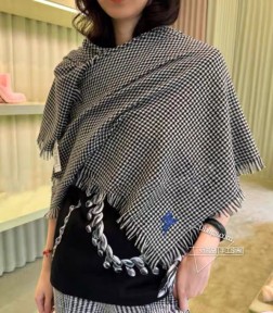 新品 bling bling 巴宝莉中性款【B骑士千鸟格长巾】这才是硬货，殿堂级御用推荐！高出镜率单品，千鸟格丝毛混纺最新出口，材质啥的 不再赘述 工艺不便透露，因为有协议，你们懂……让你戴进专柜自对比……此处我词穷...但你们应该有掌声 因为这是和海外专柜即将上架的是同一次，绝对的流弊货！秒收！