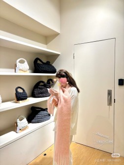 新色到 2024小红书最新走火爆款 COS品牌 经典大土星马海毛围巾 英国时装设计师，时装的朋克之母！时尚潮流风格，品质强大，超美的设计！简约大气刺绣Logo精致 这个款不用担心不好看，因为经典的元素洋气的新设计！赠礼的完美之选，充分展现个性风范。品质非常整个首饰给人大牌气场的同时又非常精致，让整个人的层次提升好几个level 绝对值得入手 尺寸30