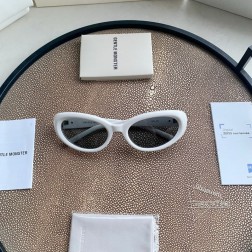 2024最新款Gelati 系列 Gelati为GENTLE JELLY系列太阳镜。缤纷明亮的色彩与圆润饱满的线条相互映衬，如同软糖般跃动眼前。镜框采用半哑光黑色塑胶钛材质，。造型大胆的护目镜前框与细腻流畅的线条走势巧妙碰撞。镜腿处赋有体积感的金属标识搭配全新凹陷设计，定格轻咬软糖般的柔软想象。正面 149mm, 镜脚 136mm宽度 57.3mm, 高度 34.4mm鼻梁 21mm秘特殊渠道货源秘㊣配图片2024最新白色独家全套包装(礼品袋+发票+外盒+内盒+眼镜布+磨砂镜腿袋)