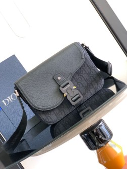 DIOR 配盒 顶级原单 这款马鞍包搭配肩带,是本季新品,精巧时尚。饰以黑色和黑色 Oblique 印花,粒面牛皮革翻盖突显马鞍轮廓,以铝扣点缀。内部隔层宽敞,搭配贴袋,可容纳各种日常用品。迷你款式,搭配可调节的皮革和Christian Dior标志提花肩带,可肩背或斜挎。黑色和黑色 Oblique 印花黑色粒面牛皮革正面金属覆层黄铜Dior标志内侧饰有Dior压花标志可调节的皮革和尼龙Christian Dior标志提花肩带翻盖开合铝扣饰以Christian Dior标志和CD首字母内部贴袋内