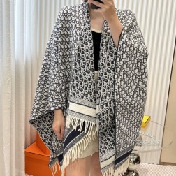 DIOR 迪奥千鸟格提花logo印花斗篷 材质%克什米尔进口羊绒寸CM超级惊艳的一款！超唯美的一款正品订单，去年外贸工厂接到的订单，直接发往美国的，咱们去年中就盯上这款，但是工厂因为保密协议硬是满了一年才放出来这么一小！虽然量不多，但能拿到咱们已经满足了~羊绒有世界公认的“软黄金”之称，手感柔软细腻这款围巾超级大，尺寸达到！整体是双面织造的，看看上面精致的印花，这不是围巾不是小毯子不是奢侈品，这是值得收藏的艺术！这样精致的印花还是在厚围巾上达到这样的效果，必须是做印花几十年的老师傅，才能做出这样