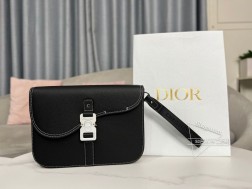 迪奥 新款手拿包型号:2ADCA442【黑色牛皮】黑色 Oblique 印花面料和粒面牛皮革正面金属覆层黄铜“DI,OR”标志可调节的皮革肩带磁性翻盖开合内部贴袋饰以“DI,OR”标志可肩背或斜挎尺寸:29-21.5-3.5厘米内含防尘袋