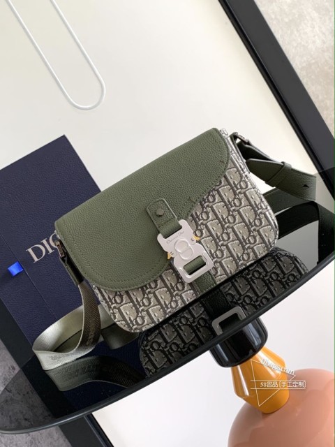DIOR 这款小号马鞍信使包采用翻盖设计,精巧时尚。采用卡其色 Oblique 印花面料精心制作,饰以同色调粒面牛皮革马鞍翻盖,以铝扣点缀提升格调。内部空间宽敞,设有一个背面插袋,可收纳各种日常用品。搭配可调节的皮革和 Christian Dior 标志提花肩带,可肩背或斜挎。主隔层搭配翻盖和 CD 标志铝扣内部插袋背面插袋可调节的皮革和 Christian Dior 标志尼龙提花肩带内侧饰有 Dior 压花标志内含防尘袋意大利制造尺寸:23 x 18 x 6 厘米 可收纳各种型号的 iPhon
