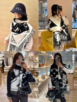 新 太好看了，驴家【L挂锁双面长围巾】Lock And keys围巾取材舒暖毛绒混合纺织，一面描绘LV挂锁和钥匙图案，反转即现Louis Vuirron TrunKs 圆章，以妙趣笔触回溯品牌制箱传承。再以纤长流苏饰边增添华美质感. 无惧隆冬时节的寒风侵袭。尺寸45xcm（不含流苏）材料60 ％羊毛，40%山羊绒。