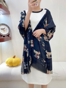 低调的奢侈感 极品柔美精英高手级别的时髦感围巾 这款Burberry围巾，越看越爱，越看越时髦，越看越喜欢 这种工艺和配色一看就知道不是一般的大工厂的，非常非常喜欢这种高手级别的时髦感，有态度的时髦人一定会喜欢。年轻，时髦，自信，有态度。很美！这样的设计更舒展，更高级，更大气，更加经得起推荐 Burberry的丝毛混纺 51%羊毛+41%桑蚕丝精制而成!轻盈又透气!一年四季皆可使用。哪怕夏季也不会闷热。cm70cm的尺寸可满足各种造型需求。夏季搭配细腰带做斗篷披肩也是很绝 c夏天在空调房办公披着