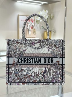 DIOR 【tote太阳花冬.灰】主打元素—太阳绚烂的繁花太阳神图腾的刺绣都是对美的独特诠释充满夏日田园风情。采用米白色面料精心制作可收纳各种日常用品可手提或肩背。尺寸 . .