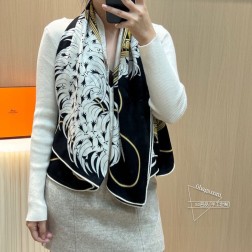  刺绣传奇厘米披肩手工卷边山羊绒和真丝混纺披肩（70%山羊绒，30%桑蚕丝）。这款披肩采用经典山羊绒和真丝混纺面料，柔软轻盈，佩戴方便。寒冷时分或微凉夜间的理想之选。尺寸： x 厘米 由于这款披肩采用手工卷边，与标示的尺寸或会略有不同。