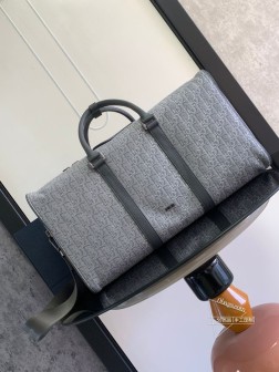 DIOR 这款 Dior Lingot 50 行李袋是本季主打单品,实用优雅,别具一格。采用 Oblique 印花面料精心制作,饰以金属光泽线,搭配深灰色粒面牛皮革提升格调,正面饰以 Dior 标志。拉链隔层搭配马鞍翻盖,可收纳各种日常用品。搭配可折叠的顶部手柄和可拆卸、可调节的肩带,带有铝扣,可手提、肩背或斜挎。金属色 Oblique 印花深灰色粒面牛皮革正面金属覆层黄铜 Dior 标志内侧饰有 Dior 压花标志后侧贴袋内部拉链口袋双向拉链开合搭配磁性皮革马鞍翻盖可调节、可拆卸的 Chris