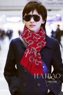 Burberry家最新 P【B字扣图案长巾】羊绒长巾专柜今年最新主题系列，透漏出奢华高贵的气息，整体感觉很高档，品质手感好到不行%顶级纯羊绒高尖端产物绝对令人尖叫的品质 时尚大牌的顶尖设计款..经典LOGO搭配是此款令人尖叫的亮点秋冬必备的高端精品..%纯羊绒 绝对是手慢无的高端精品