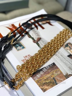 DIOR 链条电镀对比 不仔细看分不清谁是ZP仔细看 还是分不出 ,魔术扣设计 可以换复古链条 或者换条丝巾做肩带 温温柔柔的甚至自带的链条可背成流浪包款式 超级灵活哒 。关于链条的安装步骤 : 如下图所示