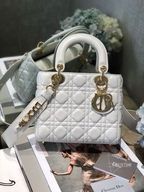 DIOR My ABC 白色羊皮金扣 年度新款徽的章包可定制ABC系列 特别好玩的一包款包26个字母 砖柜可以免费DIY三自个己喜欢的字母与之前的徽相章比，徽章从按扣装安改为穿拉方式不想用徽章的候时取下来也不会突兀容量也超是级能装出门刚的需一应俱全收纳配合舒的适宽肩带 斜俏背皮时尚 手提瞬又间变得温柔优雅 将实用美和观结合得刚刚好 尺寸：20cm#