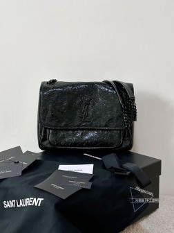 YSL niki 油蜡皮黑色：黑链中号 作为他们家的must have之一我们找到了专门做了10余年YSL的老师傅来做按他的话说，闭着眼睛都能做出来原厂皮，全钢五金，半金半银的烫金logo细节可以媲美市场上 1k的品质！这个包真的做得非常非常好！我们也和zp一样同步更新了两个D扣小耳朵听我一句，niki种草了就一定要买几乎每个买了niki的姐妹都会后悔买晚了！早买早享受咯～×20×8.5cm61m