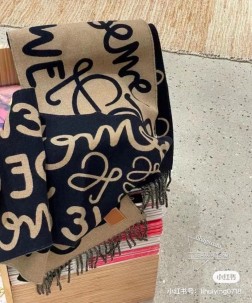  爆 代购都赚翻了 2024新款罗意威很幸運拿到這個品牌的東西，真的不多見，很少在國內做訂單，款式真的少的可怜 羅意威作為西班牙 的頂尖奢侈品牌，秉承傳統，技藝，熱誠，散髮獨特的西班牙貴族氣息！本款為巴塞羅納專櫃的櫥窗定制款！围巾整体构图为他们品牌最经典的LOGO风格设计