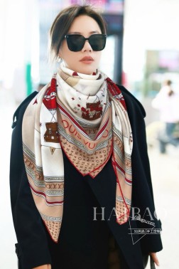 羊绒方巾专柜同步 真心赞 驴家【月亮之景双面同色】羊绒方巾，路易威登经典 Monogram 图案搭配彩色边框再添华美格调。强烈推荐手慢无 这个size不大不小特别好搭配，品质超级好 拿到手就会懂的高端品质，高端细节所见即所得 重磅巨献 VIP客户必入推荐 尺寸：cm 70%羊绒+30%真丝