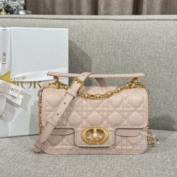 DIOR JOLIE-22CM茱莉粉采用粉色牛皮革精心制作饰以藤格纹缉面线双重翻盖饰以 CD 标志提升格调点缀以白色树脂珠饰可收纳各种日常用品可与日常或晚装造型搭配兼具优雅气质可舒适手提、肩背或斜挎~尺寸: