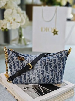 DIOR 新款:牛仔链条饭盒这款 Diorstar Hobo 链条手袋造型时尚,设计实用。采用蓝色 Denim Dior Oblique 提花面料精心制作,以不规则的石洗效果焕新演绎 Dior 的经典图案,彰显现代魅力,柔软版型搭配宽敞隔层。拉链开合,搭配镌刻以 Christian Dior Paris 标志和 Dior 经典星星标识的圆形饰牌,侧面饰以精致的 CD 铆钉,更显格调。内部带有绒面牛皮革里料,配有卡槽。搭配可调节的 CD 链条肩带,并带有皮革带,提升肩背时的舒适度。拉链开合,搭配镌