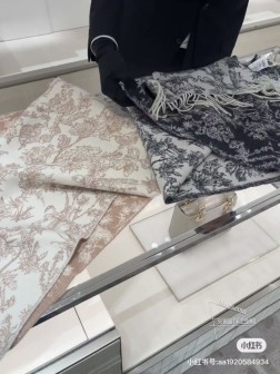 新款到 这款Sauvage 茹伊印花围巾全新演绎 Dior 经典图案。采用山羊绒和羊毛混纺面料精心制作,饰以流苏饰边和 Christiaior 标志。长款设计,可系在颈部或披在肩部。Sauvage 茹伊印花图案Christiaior 标志。流苏饰边。59% 山羊绒,41% 羊毛。尺寸:45
